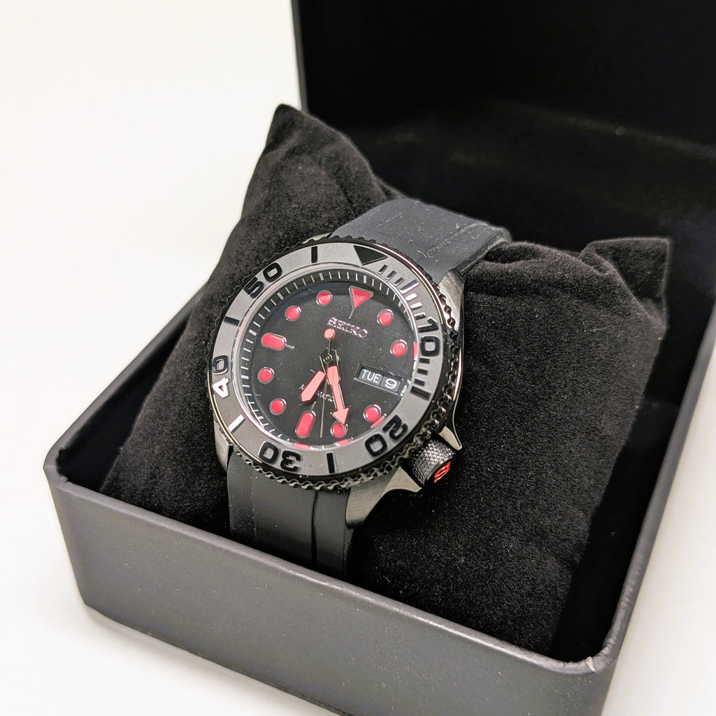 Seiko MOD Diver Black/Red 40mm Automatic