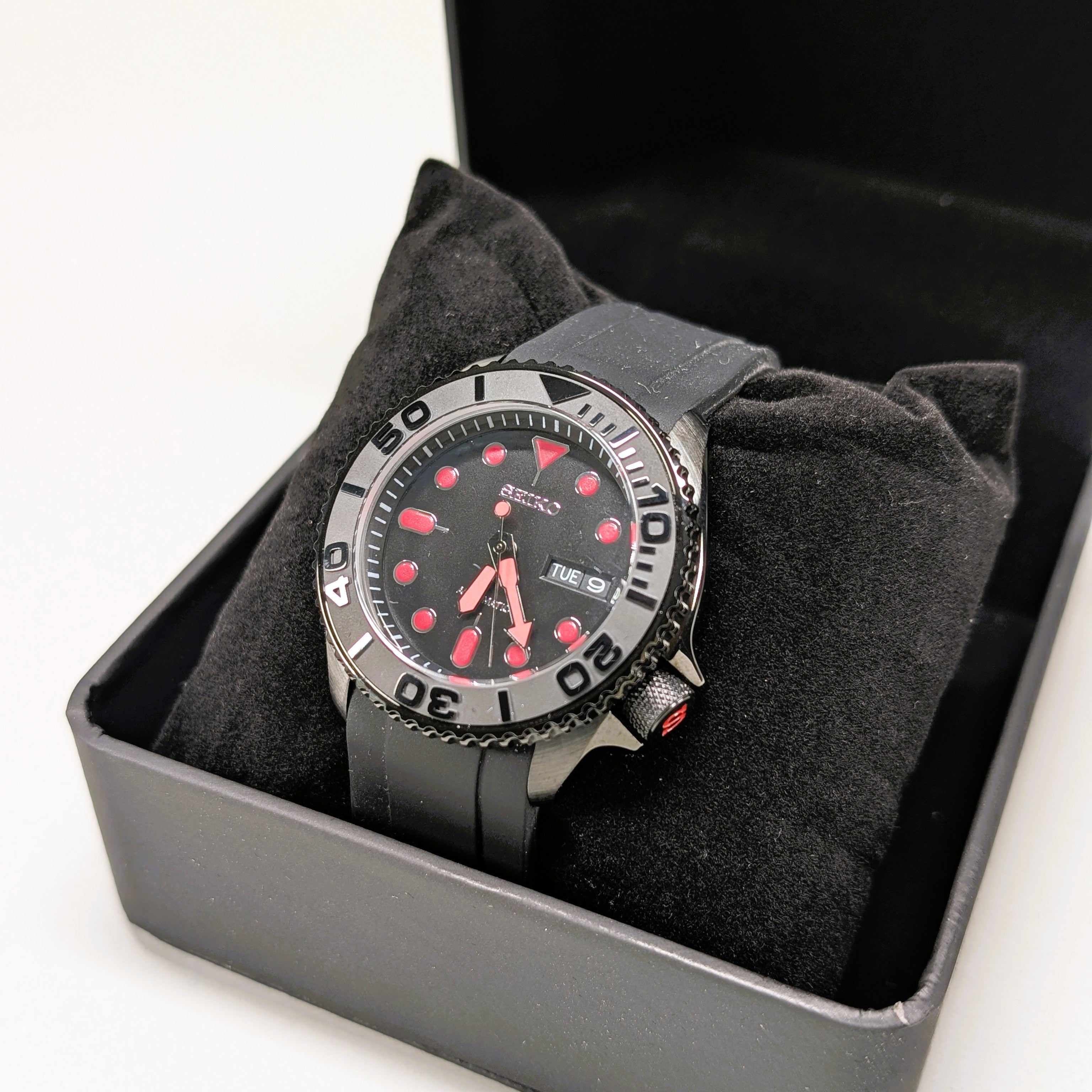 Seiko MOD Diver Black/Red 40mm Automatic