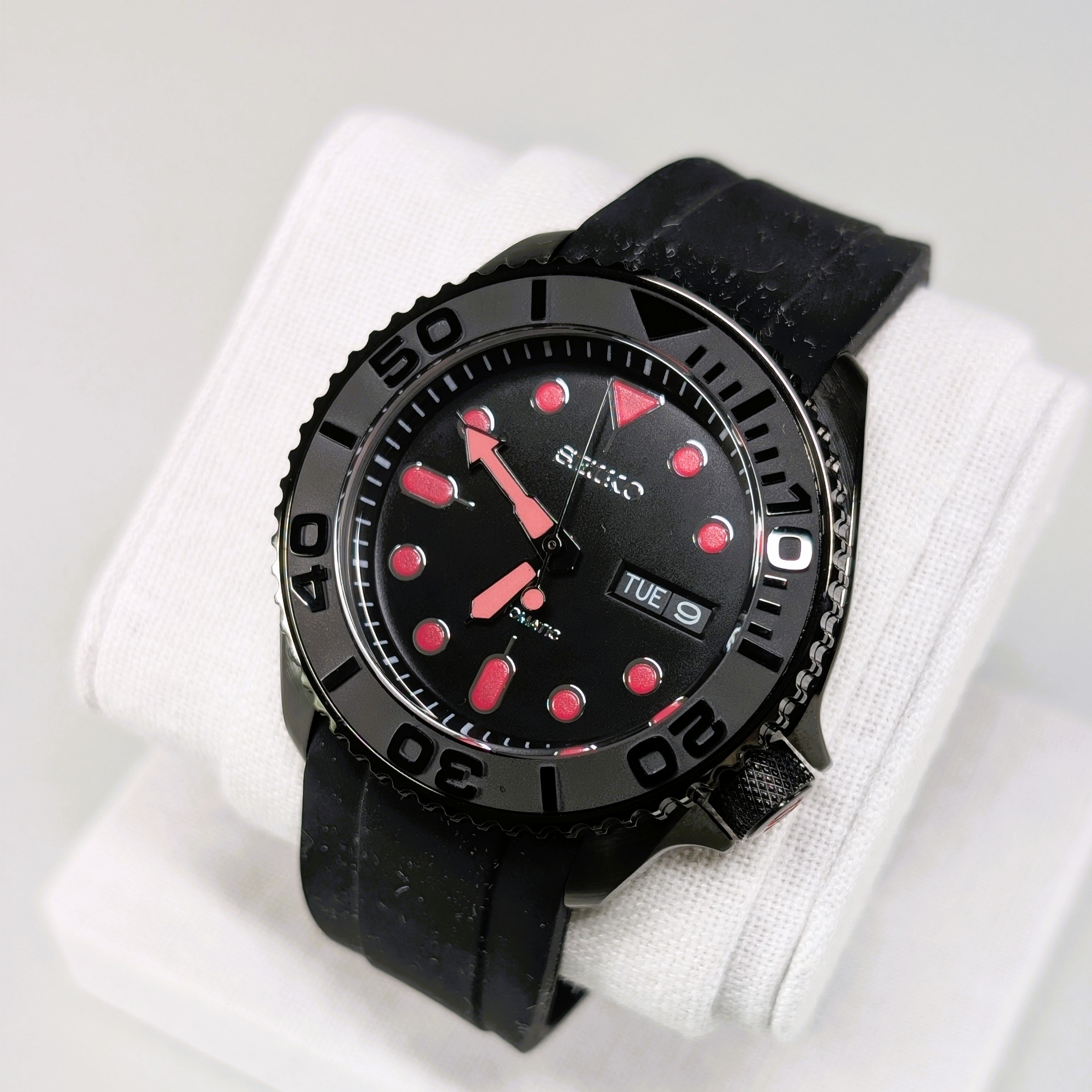 Seiko MOD Diver Black/Red 40mm Automatic