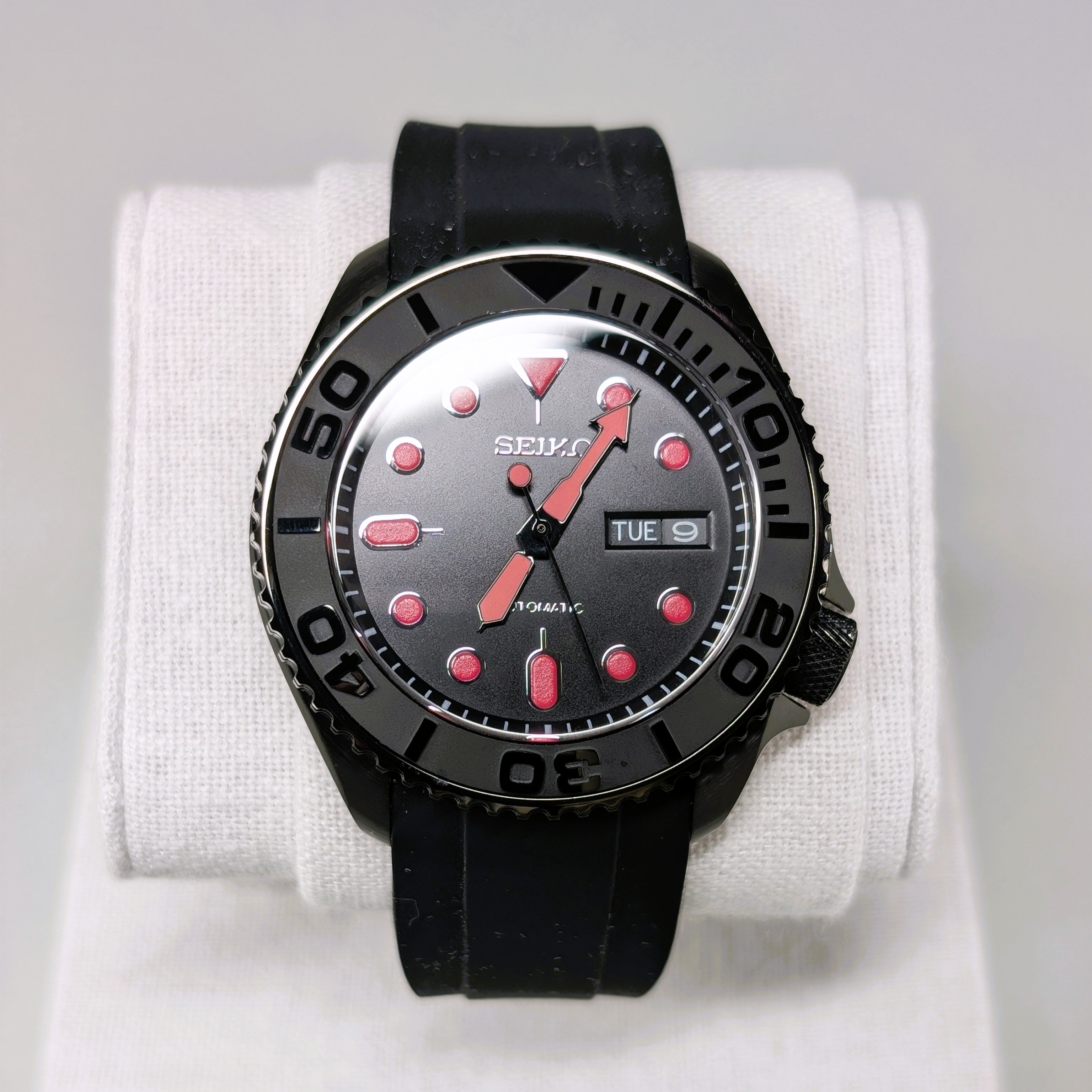 Seiko MOD Diver Black/Red 40mm Automatic