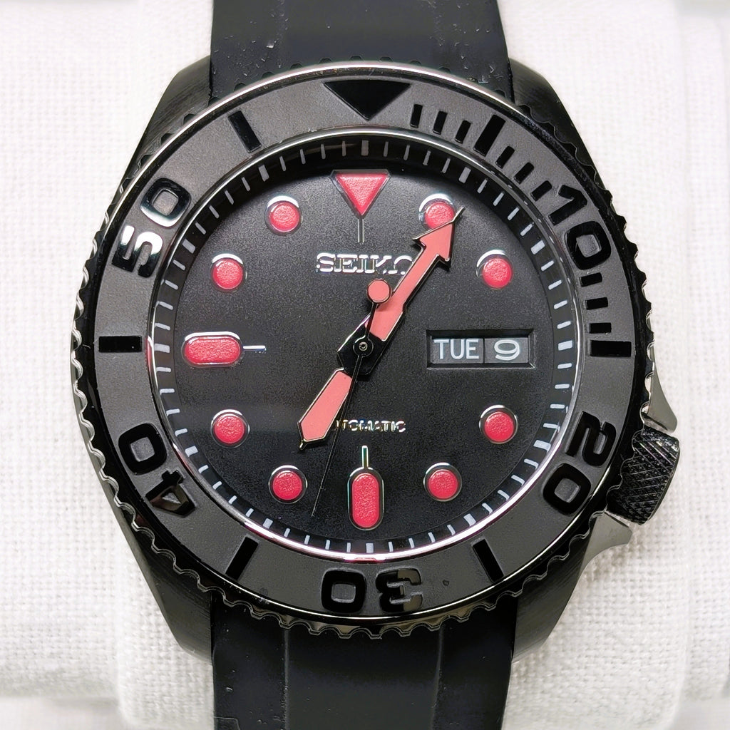 Seiko MOD Diver Black/Red 40mm Automatic