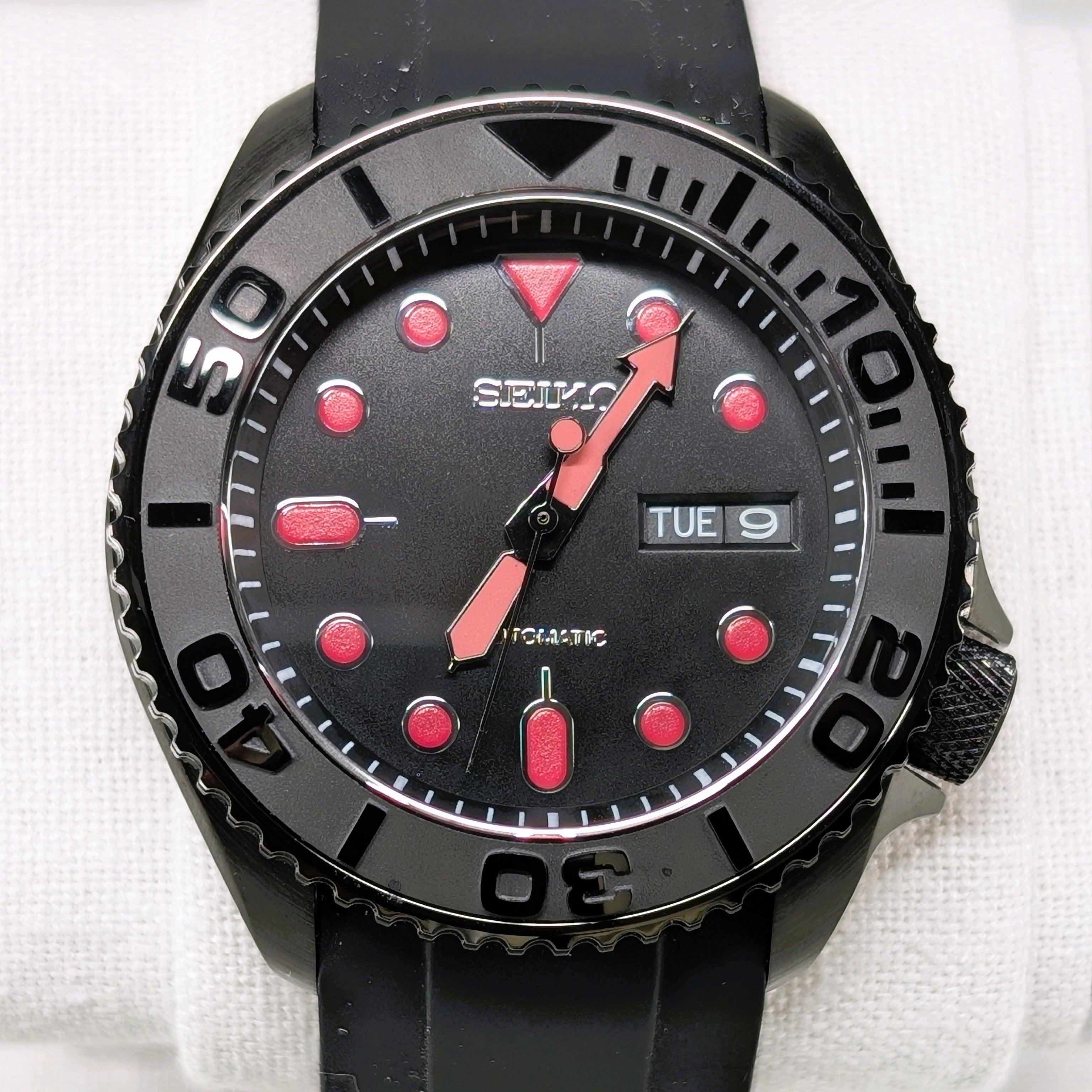 Seiko MOD Diver Black/Red 40mm Automatic